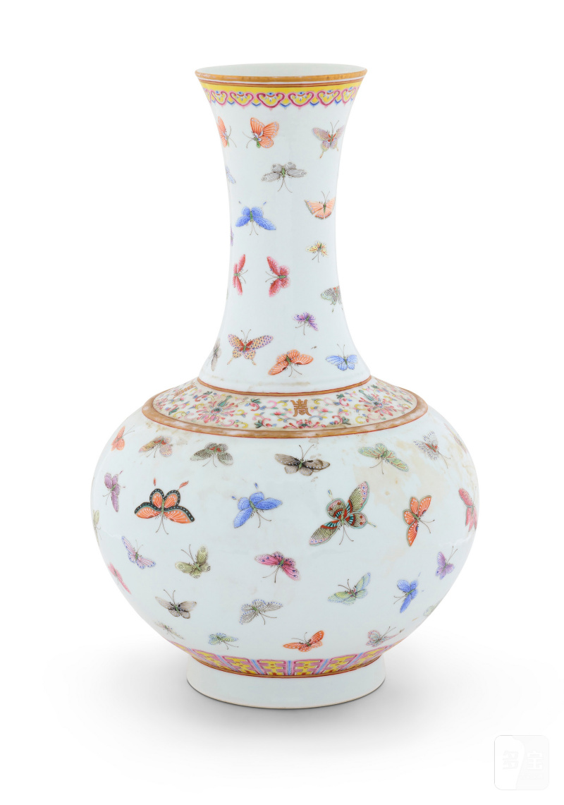 VASE BOUTEILLE EN PORCELAINE DE LA FAMILLE ROSE À DÉCOR DE PAPILLONS  CHINE, DYNASTIE QING, MARQUE À SIX CARACTÈRES EN ROUGE DE FER ET ÉPOQUE GUANGXU (1875-1908) - 图2